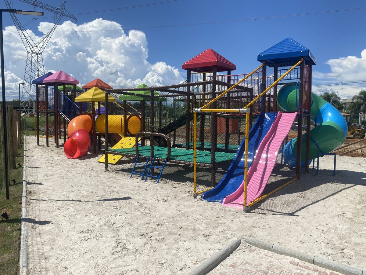 Conjunto de playground de grande porte fabricado e instalado pela Upa Upa Brinquedos