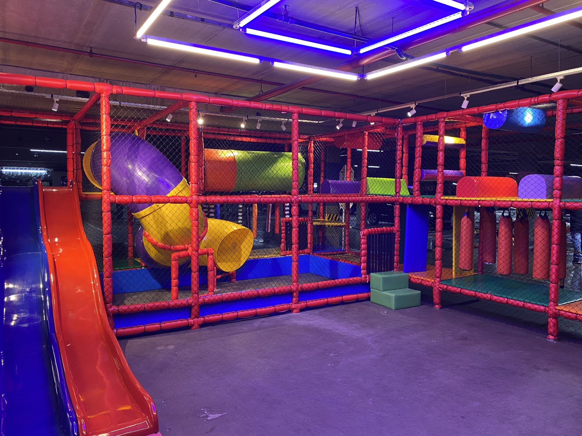 Kid Play de vários andares, com escorregadores e iluminação em neon, fabricado pela Upa Upa