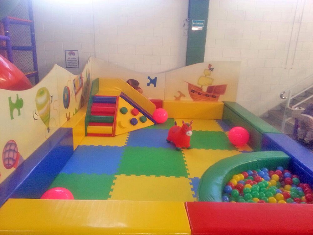 Área Baby revestida em espuma e lona, obra entregue pela Upa Upa Brinquedos