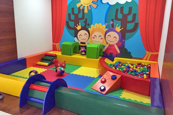 Área Baby revestida em espuma e lona, obra entregue pela Upa Upa Brinquedos