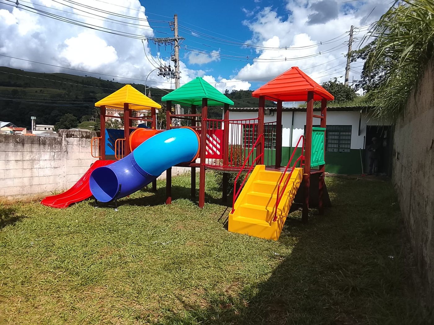 Conjunto gramado tobogan azul