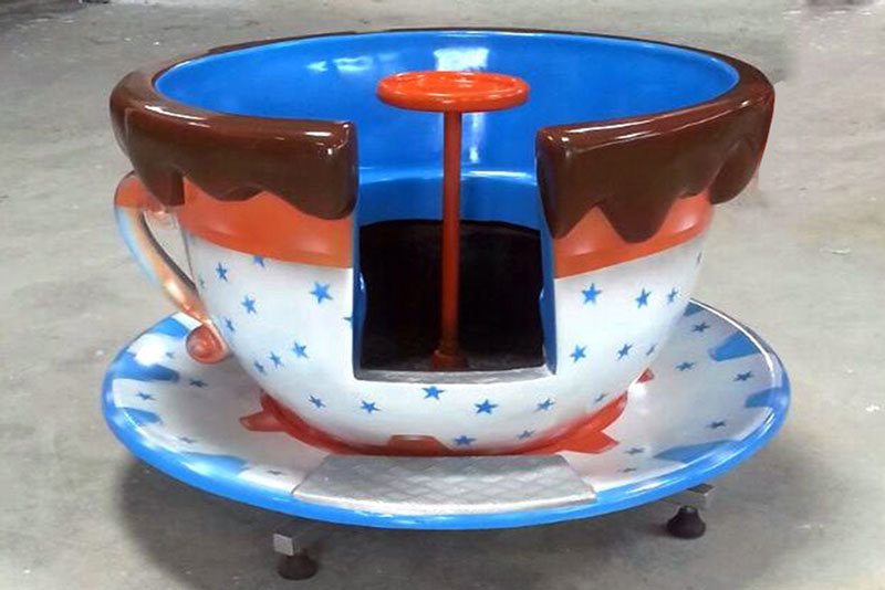 Xícara Maluca vermelha com pintura personalizada, fabricada pela Upa Upa Brinquedos