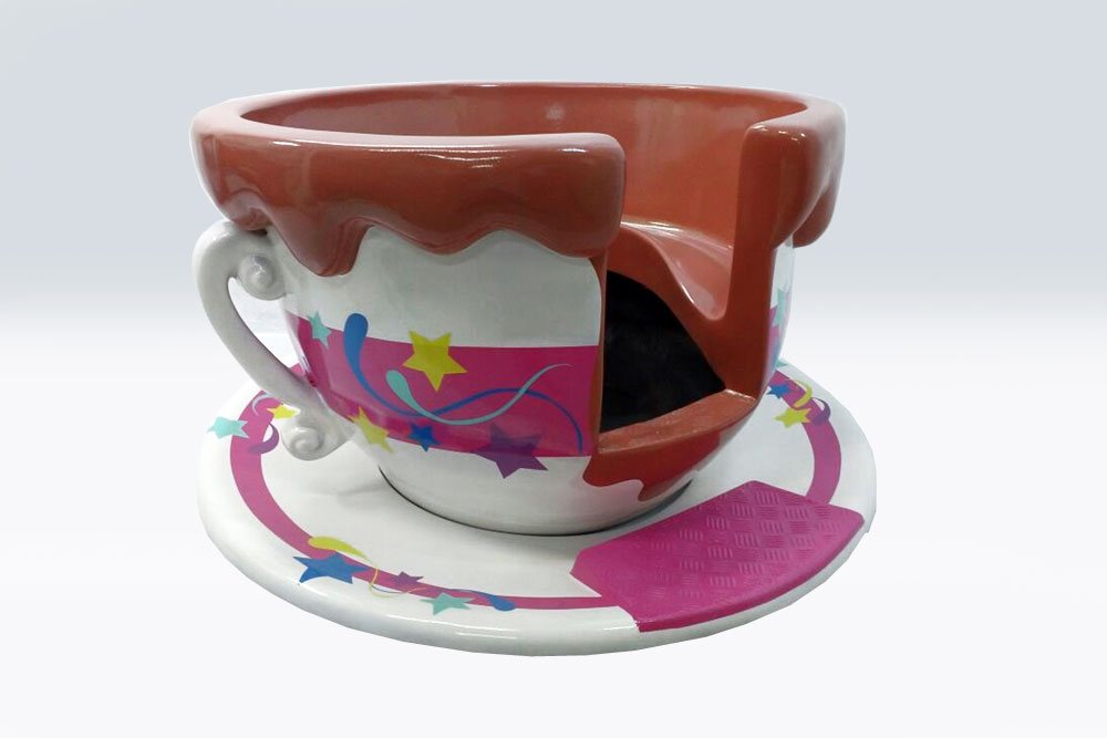 Xícara Maluca vermelha com pintura personalizada, fabricada pela Upa Upa Brinquedos