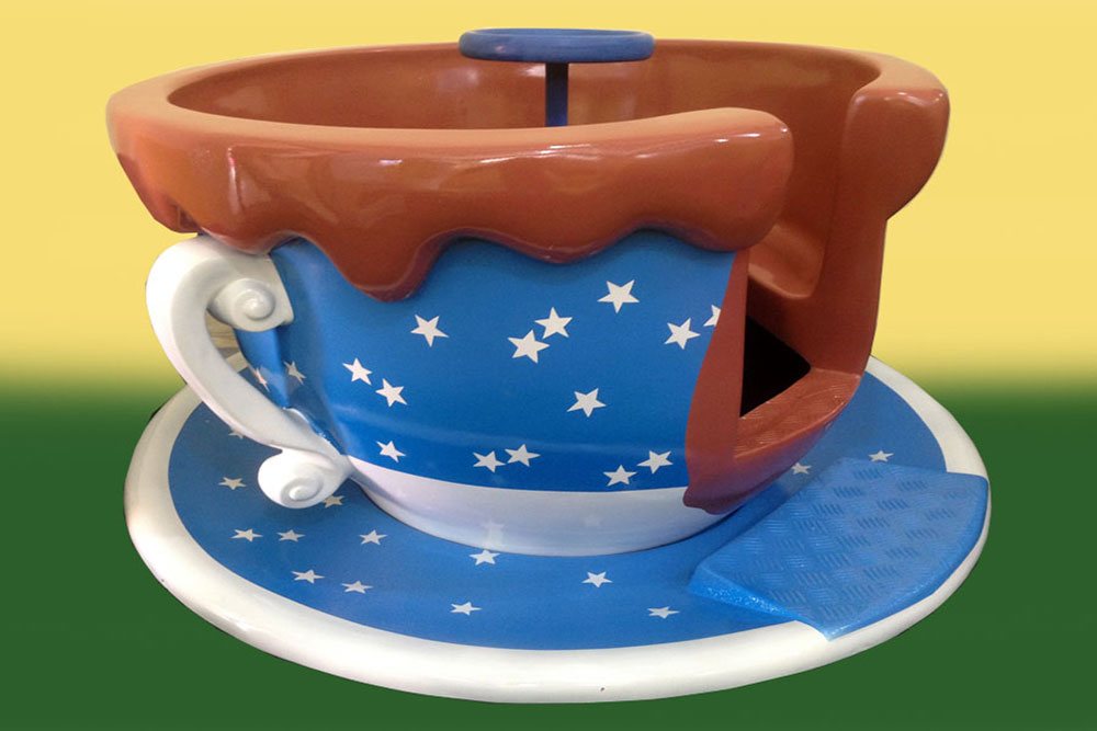 Xícara Maluca amarela com pintura personalizada, fabricada pela Upa Upa Brinquedos