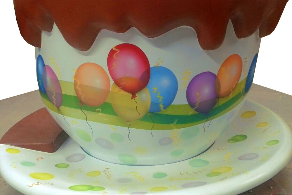 Xícara Maluca vermelha com pintura personalizada, fabricada pela Upa Upa Brinquedos