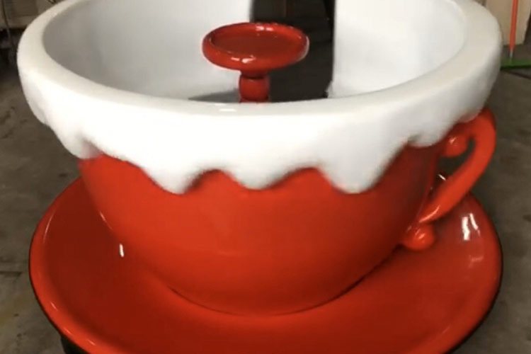 Xícara Maluca vermelha com pintura personalizada, fabricada pela Upa Upa Brinquedos