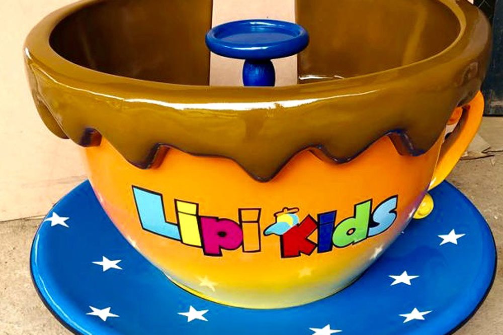 Xícara Maluca laranja com pintura personalizada, fabricada pela Upa Upa Brinquedos