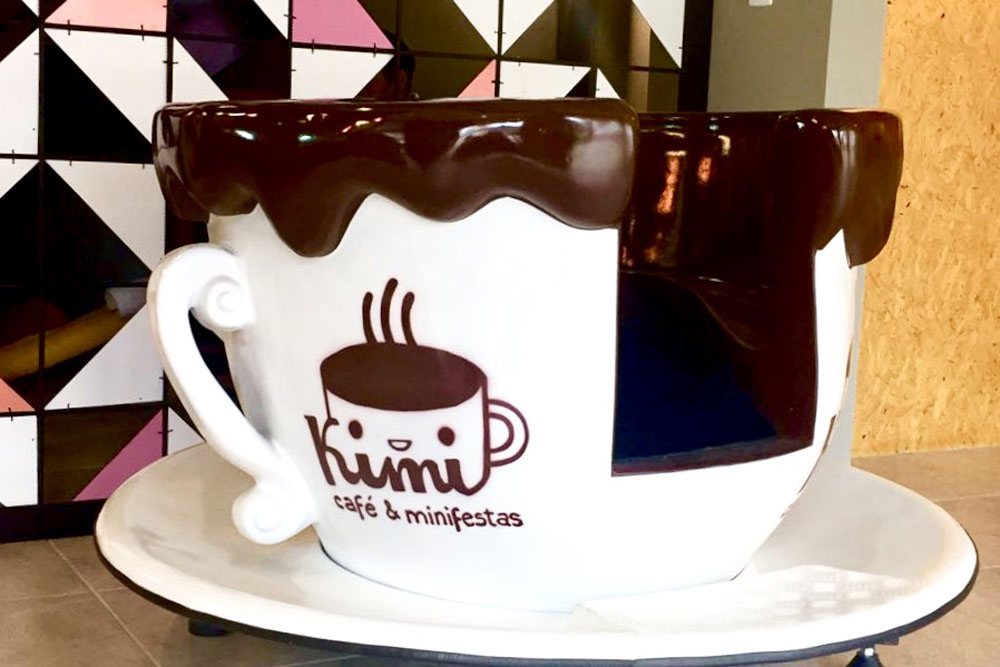 Xícara Maluca laranja com pintura personalizada, fabricada pela Upa Upa Brinquedos